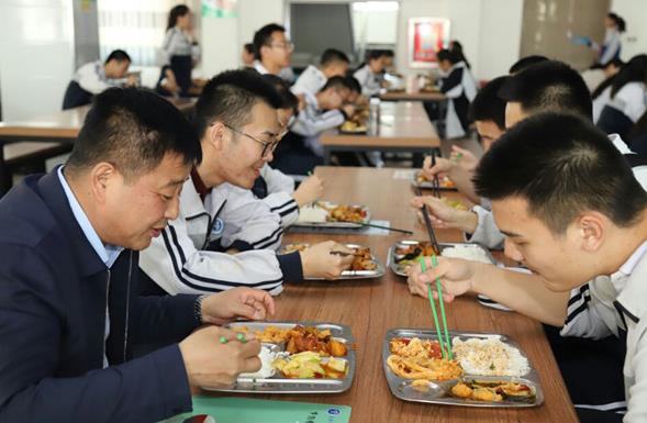 4部门联合明确规定，非寄宿制学校不得设置小卖部，食堂禁止承包