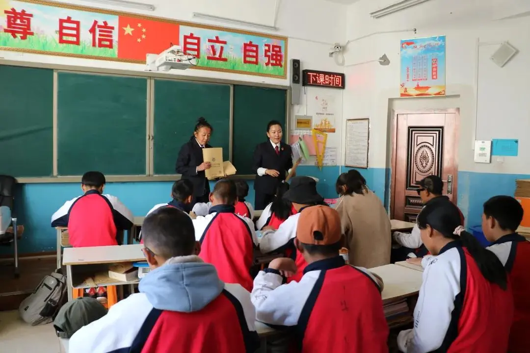 藏羚羊尸体!检察官的车中弹了!