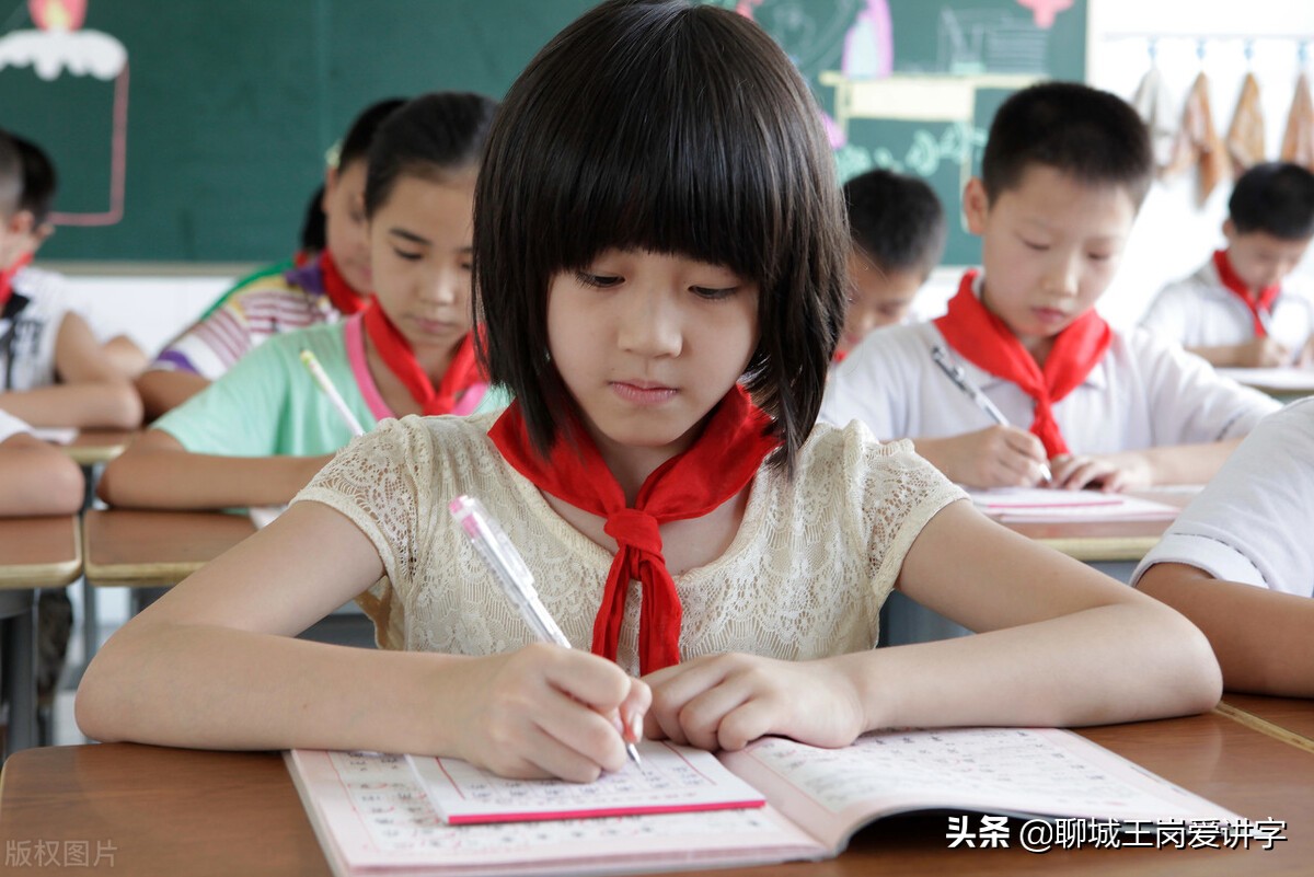 云字笔顺书写方法：一横、二横、三横、竖折折钩，共四画，从上到下依次书写。
