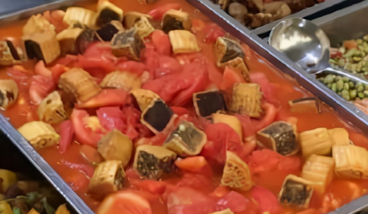 高校大学食堂火了，画风奇特引热议，学生：吃个饭好像要把人送走