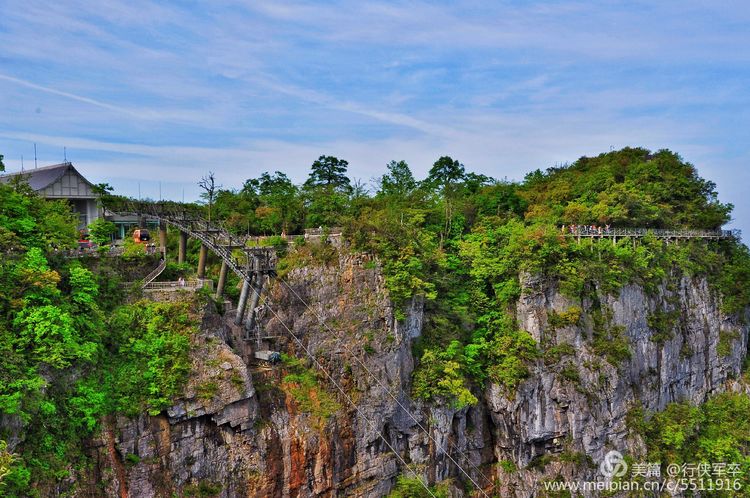 玉壶峰下松涛起，天界佛国掸尘埃！走遍千山万岭，唯天门山独有