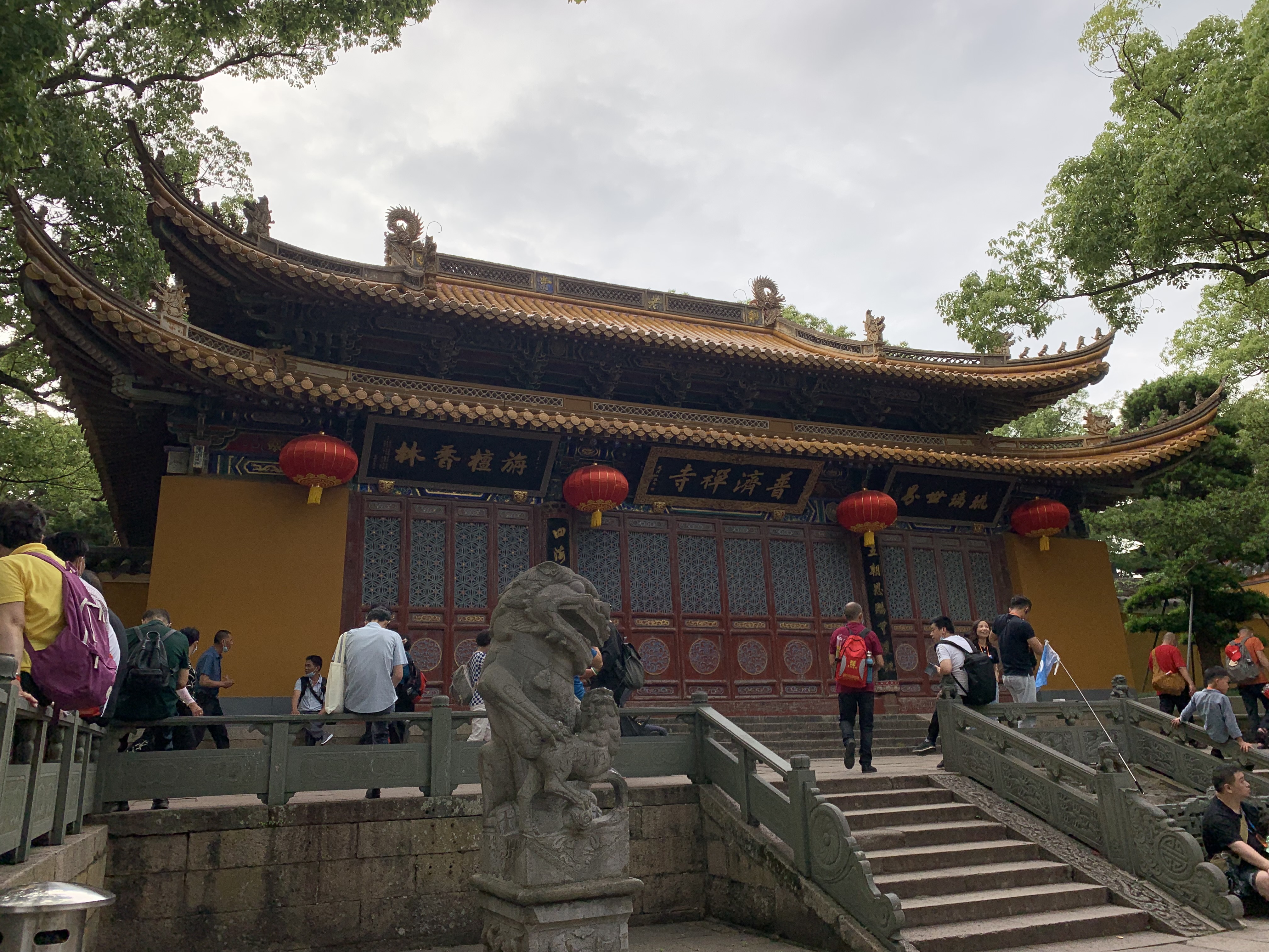 普陀山上風景最美,景觀最多的當屬普濟寺,普濟禪寺又稱前寺,始建於後