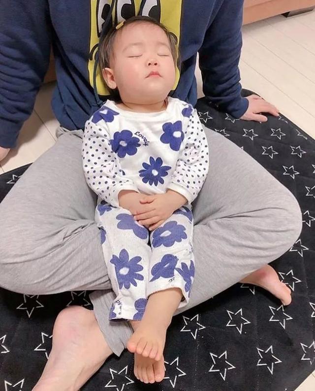 岛国这群父母专拍孩子的沙雕照片上传网络，是亲生的，没错了