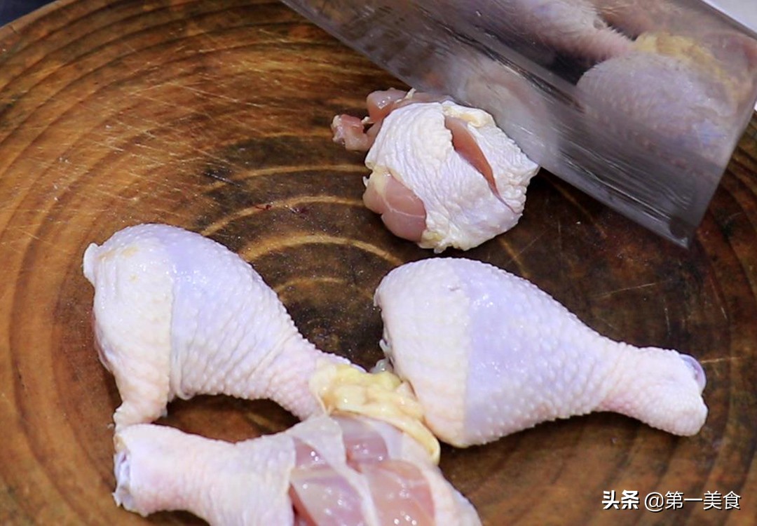 如何炸鸡腿教程（炸鸡腿零难度但却最好吃的做法分享）