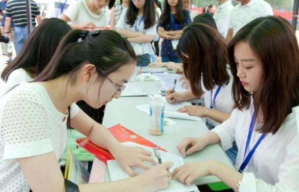 武汉多所民办高校“涨价”，学生陷入两难选择，继续读还是选退学