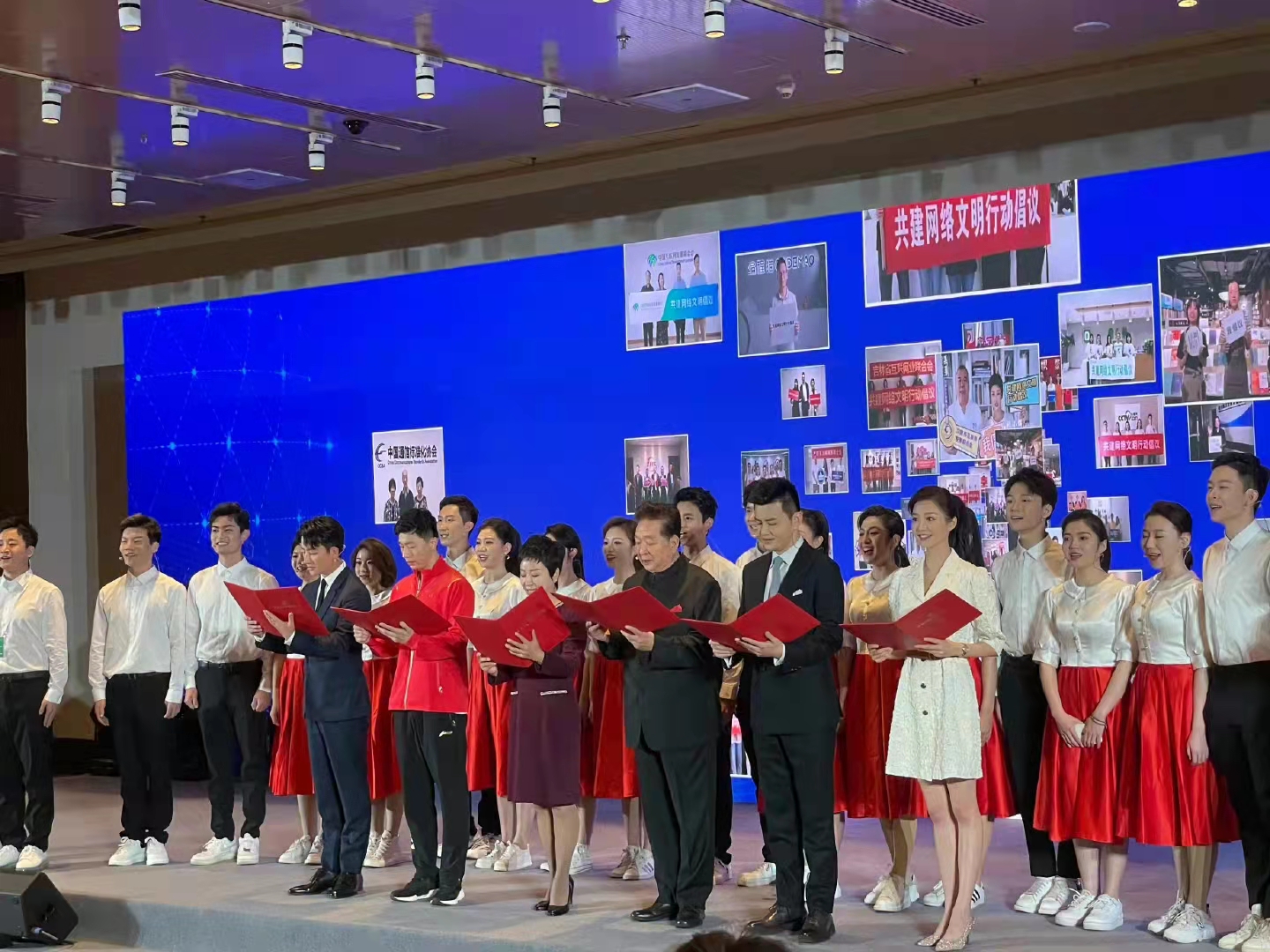 中传校花冯琳再次公开领诵，这次身份有些不同，气质也有较大改变