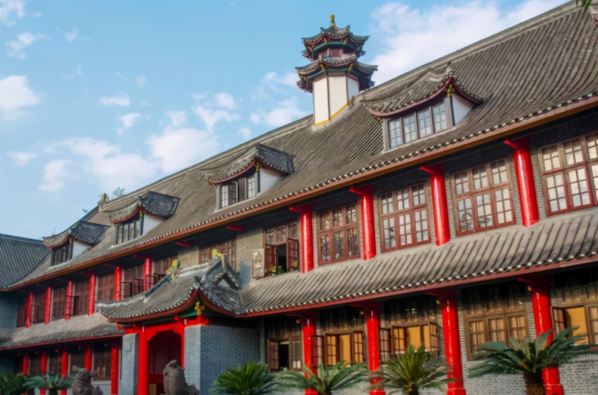 我国这所大学合并后很成功，如今成了985名校，很多人却不看好