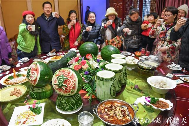 年年有鱼！今天这所学校万人同享鱼宴，楚天都市报读者也来捕鱼吃鱼