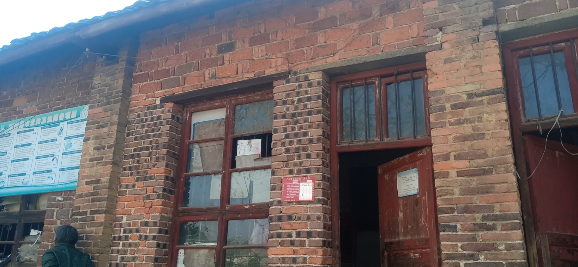 男子闯卡致辅警死亡，一审以故意杀人罪判处死刑，被告人否认故意杀人上诉，称辅警执法不规范