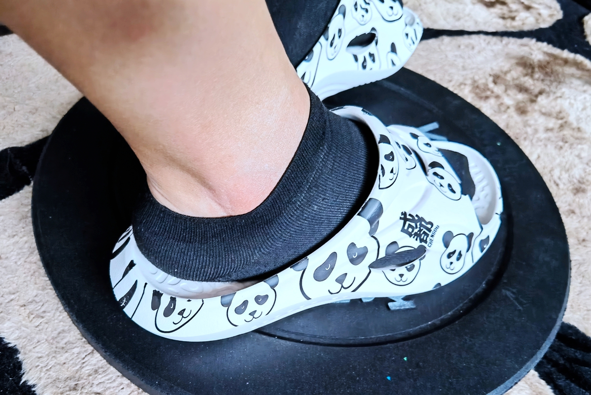高颜值的足底舒缓神器，咕咚舒缓运动拖鞋熊猫款
