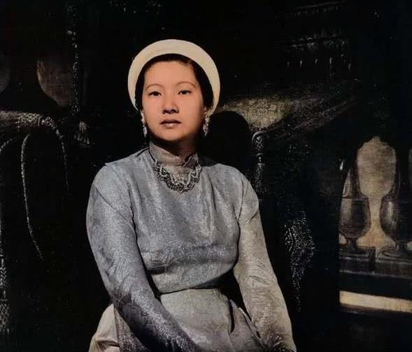 她是有着华人血统的外国王后，因不亲近日本感情破裂，抑郁而终