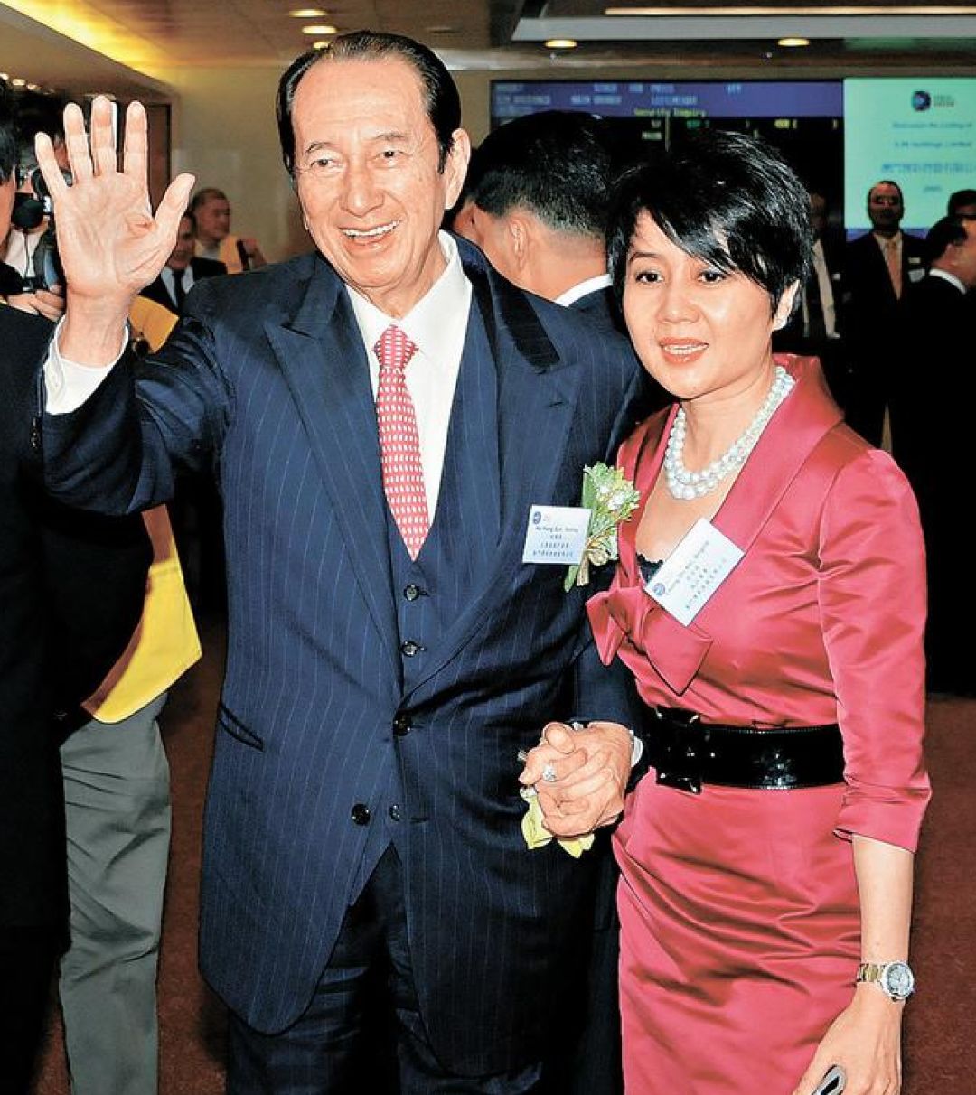为堂弟生子，与哥哥何鸿燊决裂，索要200亿欠款，她的故事太精彩