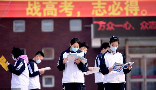 孩子考上211大学，妈妈朋友圈晒“录取通知书”，反而惹一肚子气