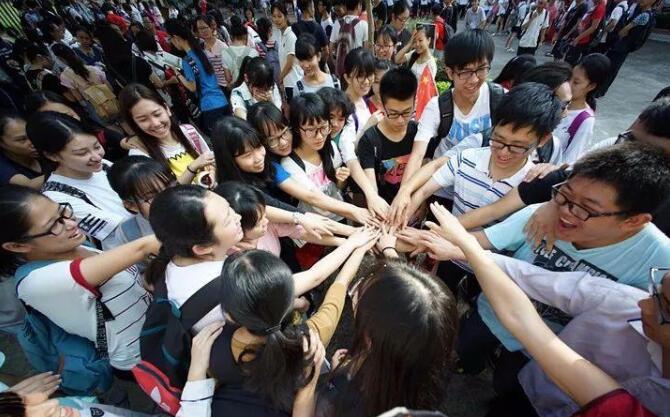 大学生活放纵（大学生）