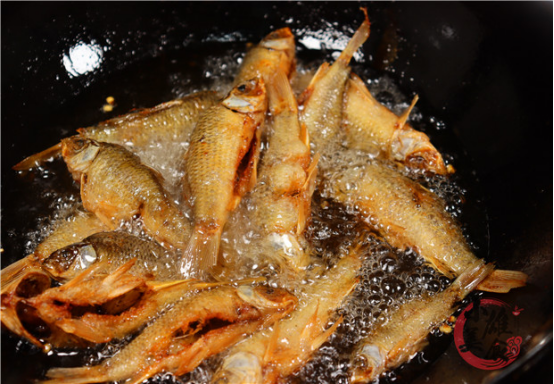 小鱼不要只会油炸，教你秘制新吃法，骨酥入烂入口即化，太香了