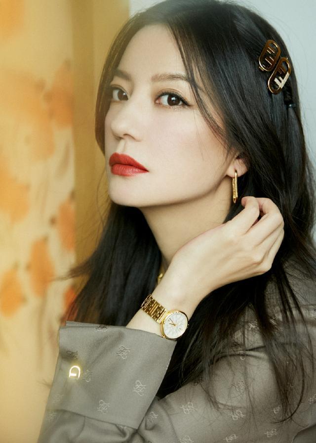 赵薇人到中年更自信,衬衫裙穿出"睡衣"效果,状态仍似小姑娘