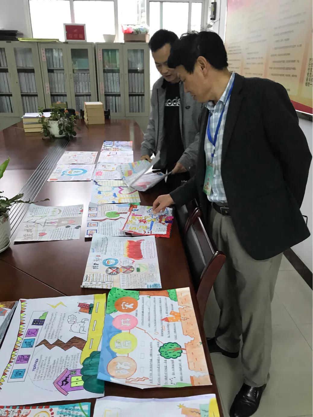 但家廟鎮中心學校開展防震減災手抄報比賽