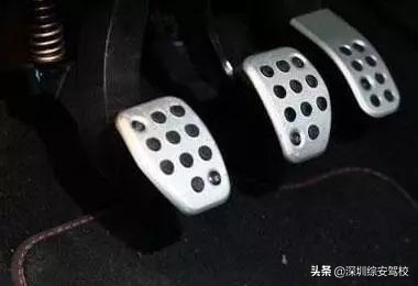 停车时到底是先踩离合还是先踩刹车？好多新手都错了，这样才正确