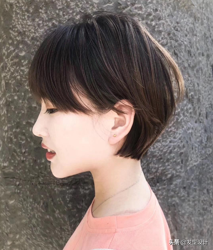 八字刘海略微蓬松的弧度能够改变个人印象,不管长发短发造型感都焕然