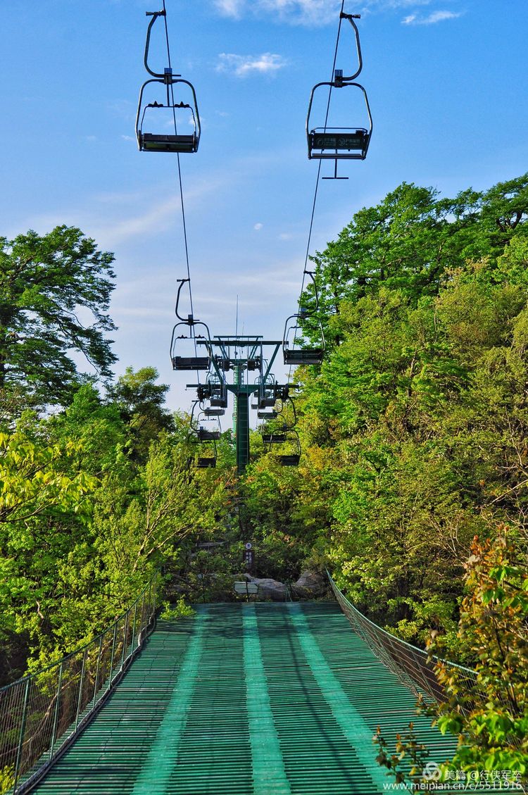 玉壶峰下松涛起，天界佛国掸尘埃！走遍千山万岭，唯天门山独有
