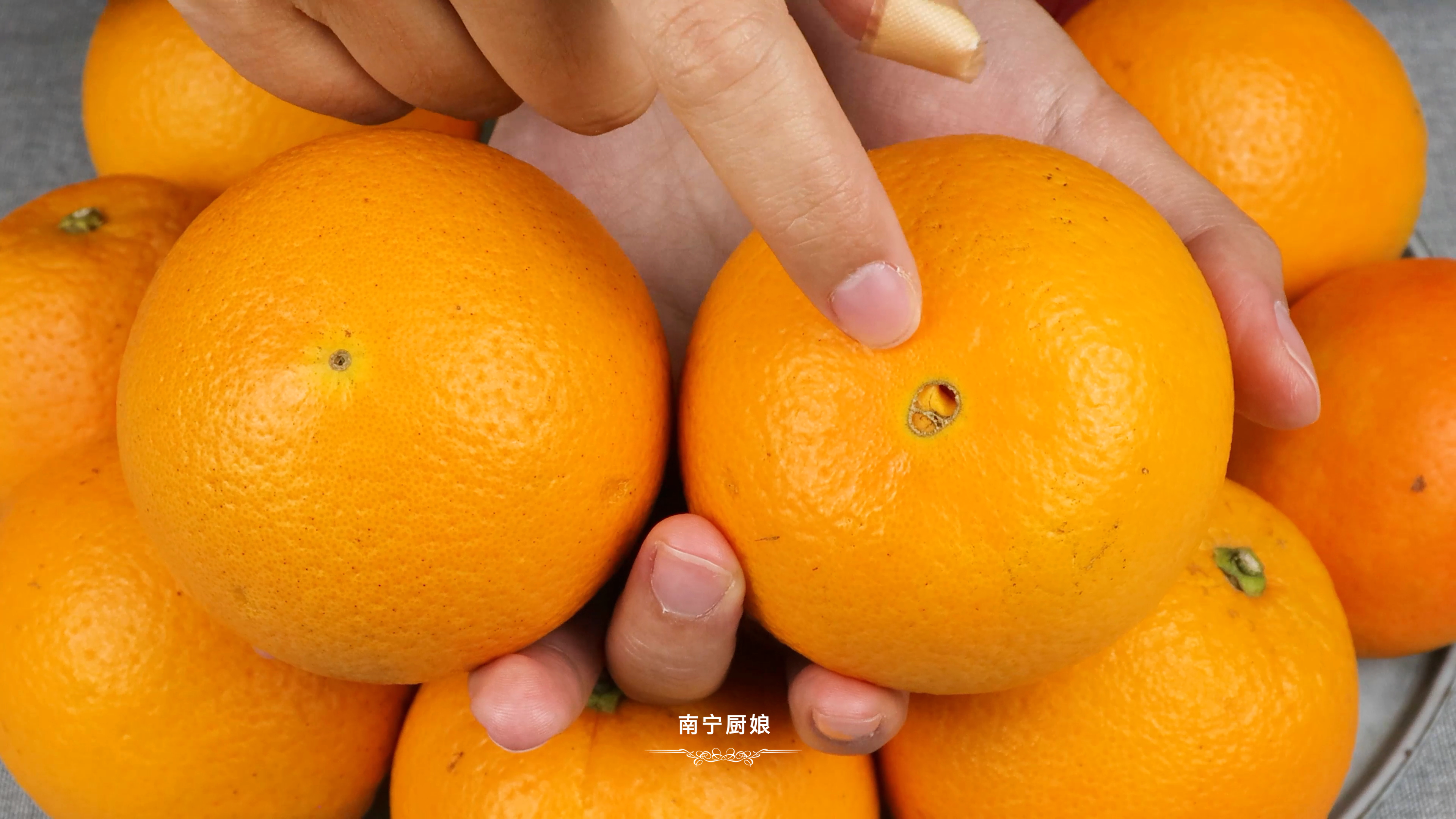橙子要买“母”的才好吃，牢记4个挑选技巧，包你买到的香甜多汁