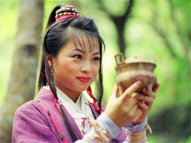 但阿紫和阿朱又有不同,慕容一家给阿朱的是小姐待遇,教会她本领也给她