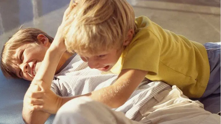 儿子在幼儿园遭受霸凌，机智爸爸这样应对，家长看后盛赞：高情商