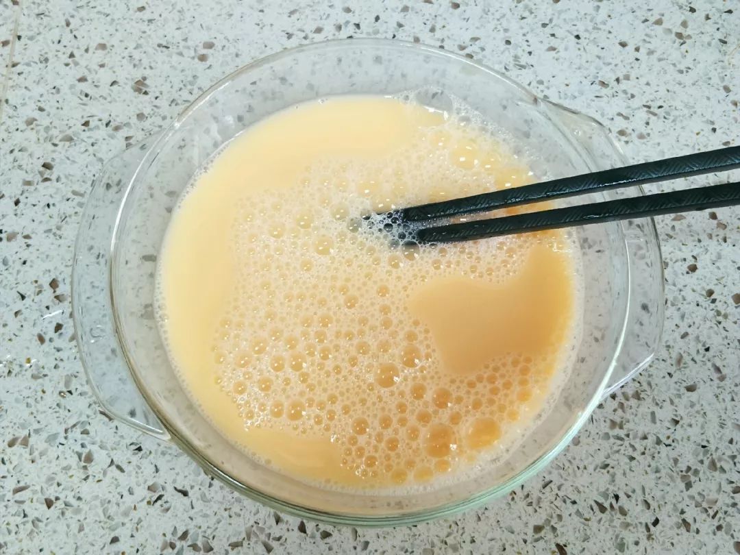蒸鸡蛋羹的做法（3步蒸出完美的鸡蛋羹光滑如镜）