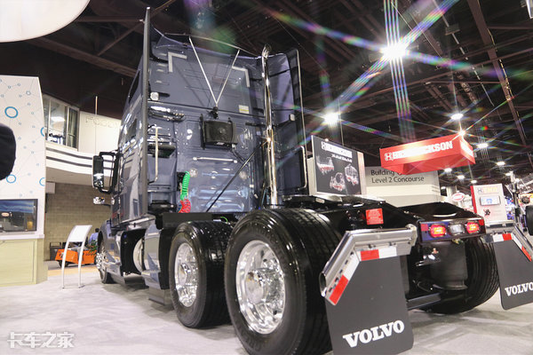 冰箱,彩电,微波炉,卧铺堪比双人床,实拍沃尔沃vnl760长头卡车