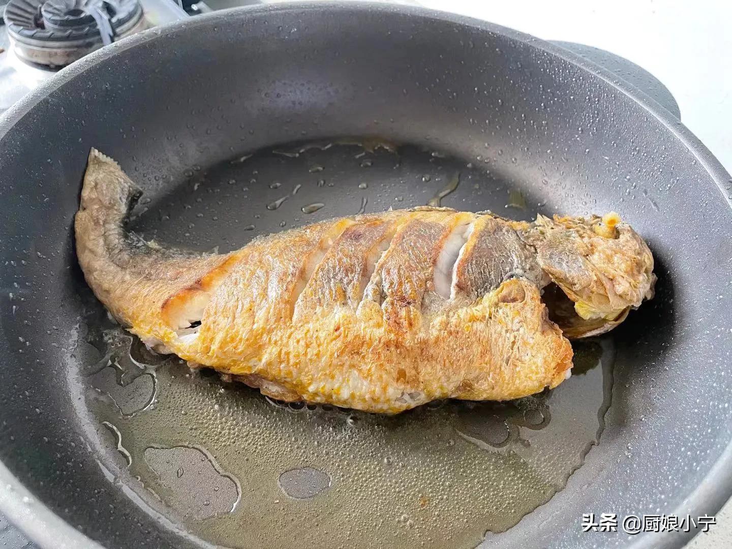 煎鱼不能直接下油锅，多加这3步，不粘锅不破皮，外酥里嫩