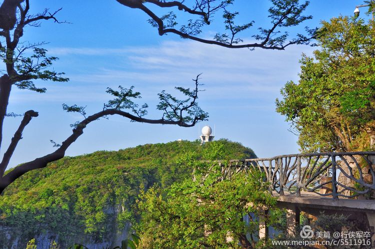 玉壶峰下松涛起，天界佛国掸尘埃！走遍千山万岭，唯天门山独有