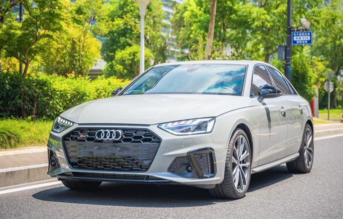 试驾奥迪S4，3.0T引擎声浪好听，操控扎实就是跑城市费油！