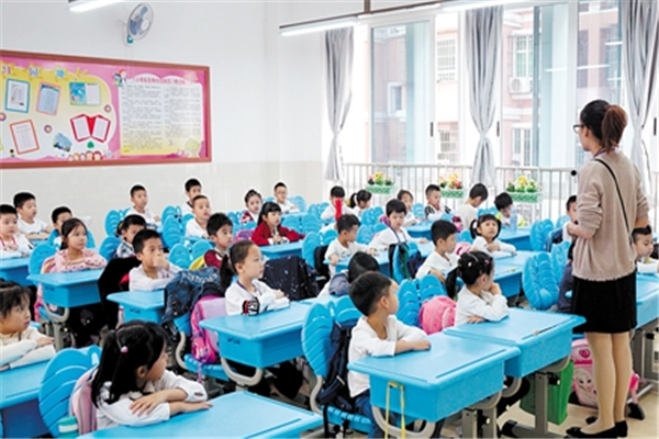 中小学生迎来一个好消息，教室内将全面安装监控，家长终于等到了