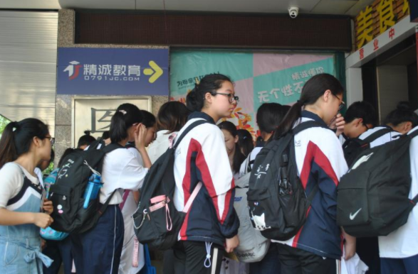 为啥“贵族学校”女生穿裙子，普通学校却是裤子？3点差距很现实