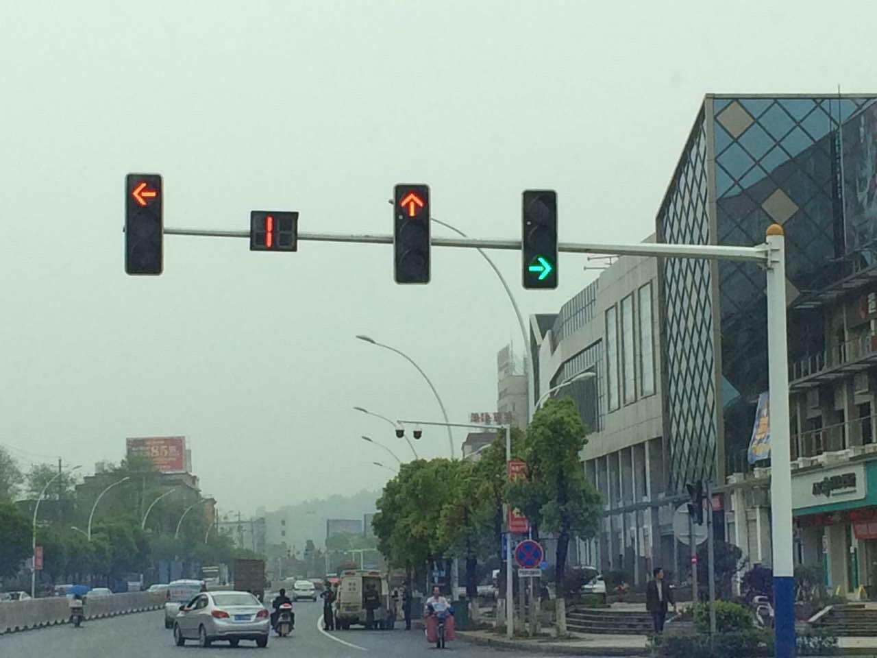 闯黄灯过一半路口红灯就亮了，走还是停？选错了就扣6分