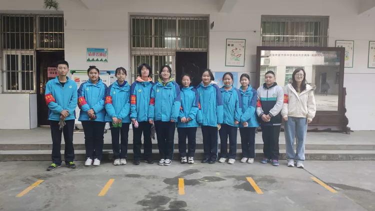 西安市第十四中學(xué)志愿服務(wù)隊在行動(圖3) 西安市第十四中學(xué)志愿服務(wù)隊在行動(圖3)