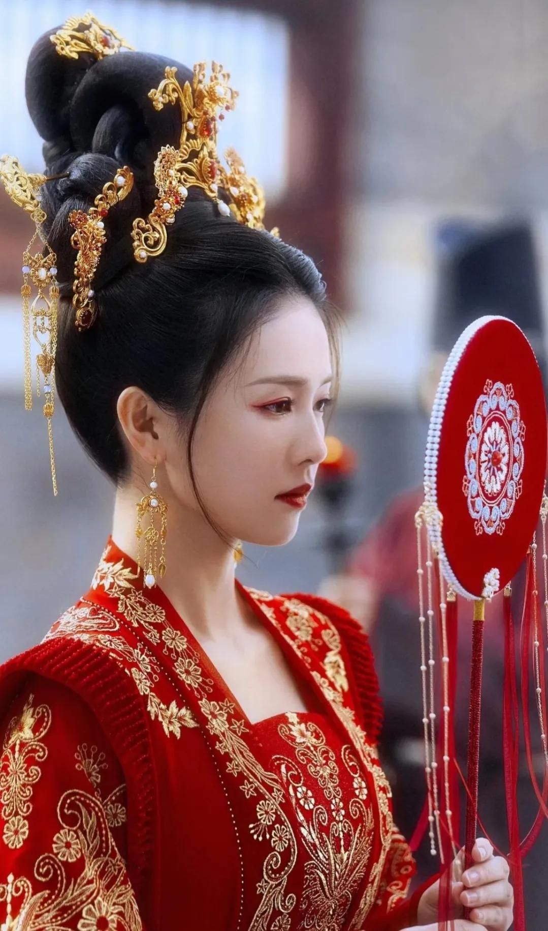 术业要专攻？就佩服中专毕业的赵丽颖和白鹿能在圈内占据“一姐”