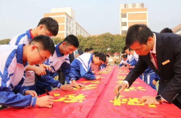 高三班级硬核标语条幅走红，幽默又励志，多年再回首依然热血沸腾