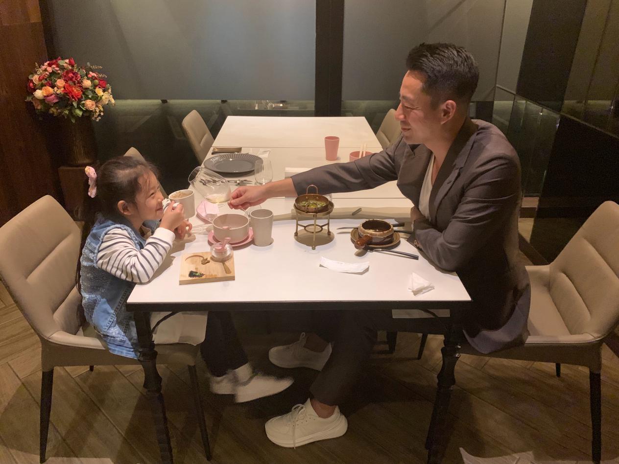 “曲终人散”的人生：大S一家忙着晒幸福，汪小菲满脸憔悴又孤单