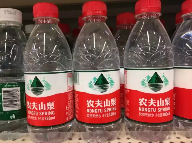 2元一瓶的瓶装水，为什么也能成就中国首富？