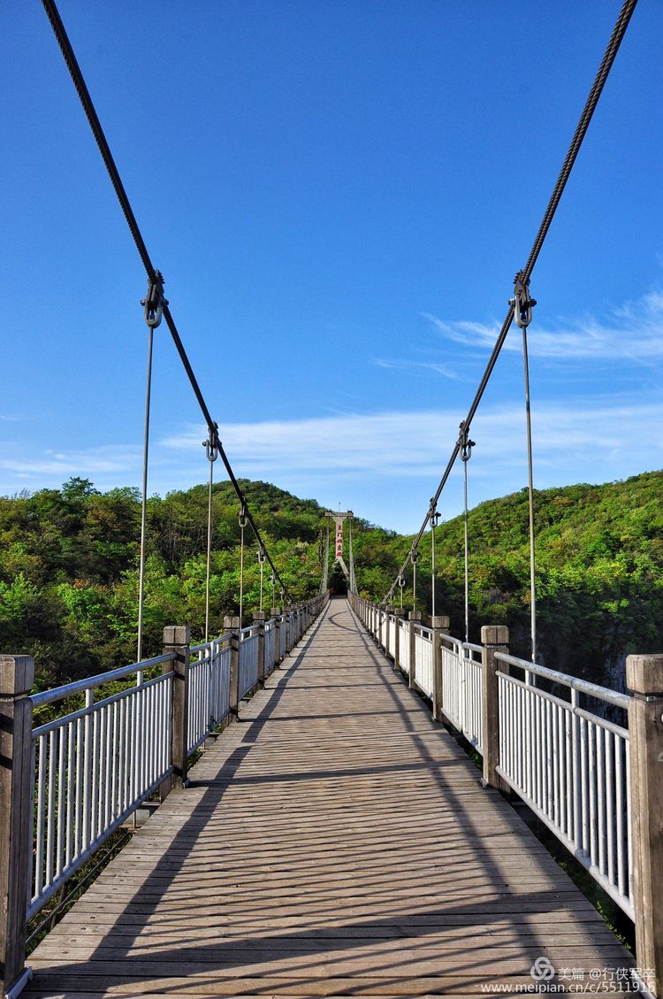 玉壶峰下松涛起，天界佛国掸尘埃！走遍千山万岭，唯天门山独有