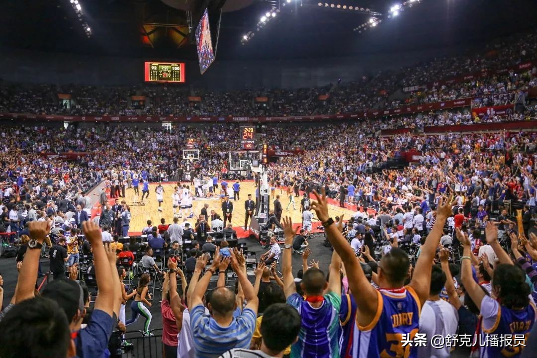 nba年薪为什么没有足球高(NBA球队每年开销是多大，很多在亏损，为何老板还乐此不疲砸钱？)