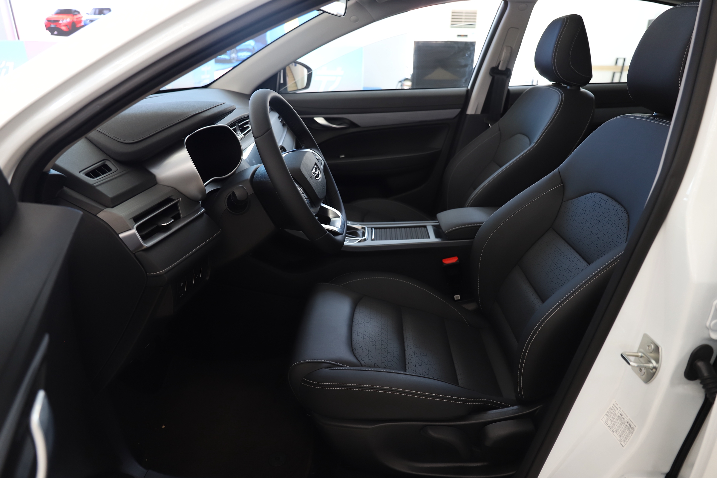 国民家轿热销12年 最低只要4.28万 实拍吉利帝豪UP