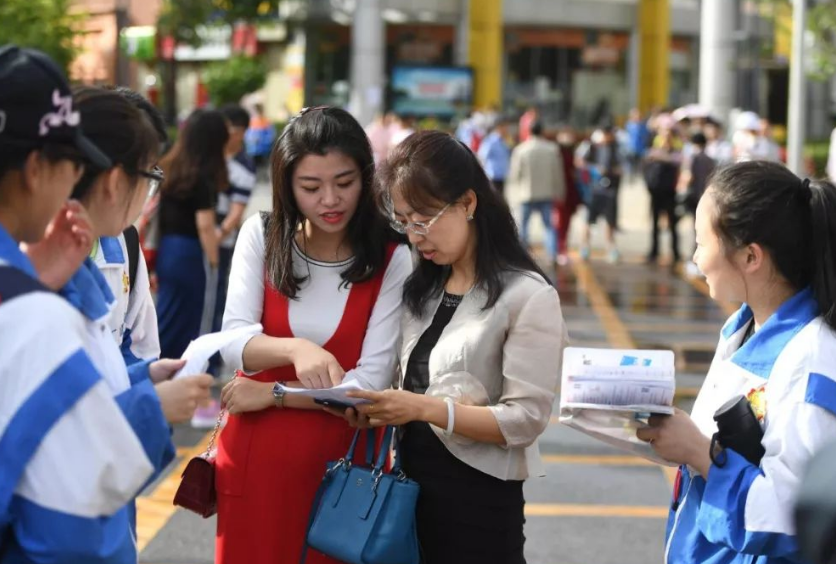 “高考陪考”引众人热议，众多家长左右为难，聪明的家长这样做