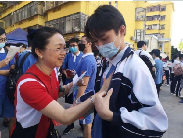 孩子考上211大学，妈妈朋友圈晒“录取通知书”，反而惹一肚子气