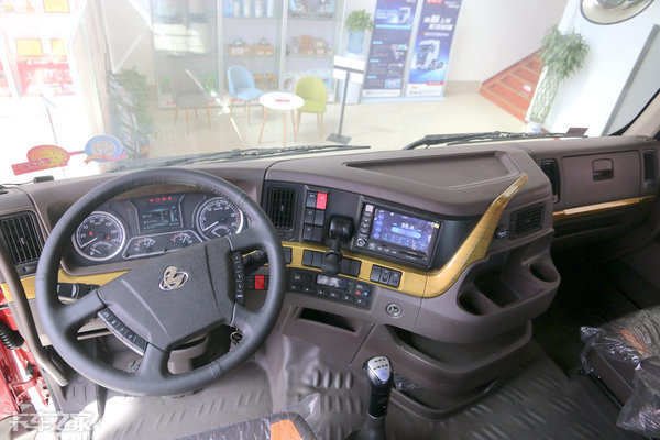潍柴460马力，柳汽乘龙H7 8x4载货车报价31.2万，合你胃口吗？