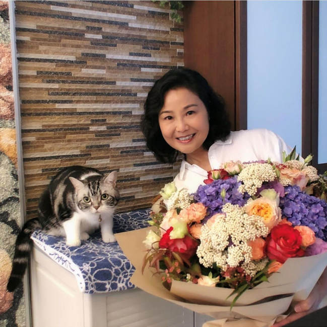 阿Sa蔡卓妍妈妈罕见曝光！和女儿长相太神似，怀抱大捧鲜花像少女