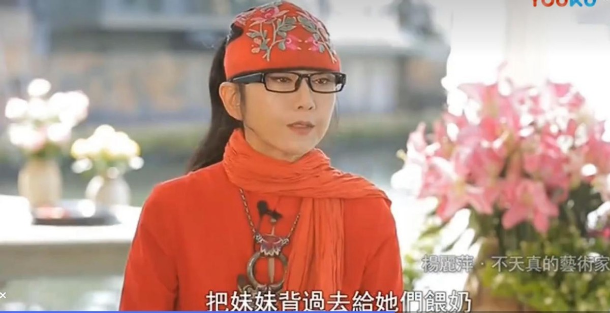“孔雀公主”楊麗萍：63歲無兒無女，30年不吃米飯，指甲已留40年