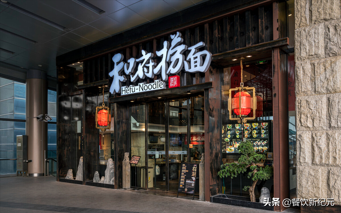 排队2小时，一碗面卖50元，日本拉面为何大家不愿意去吃了？