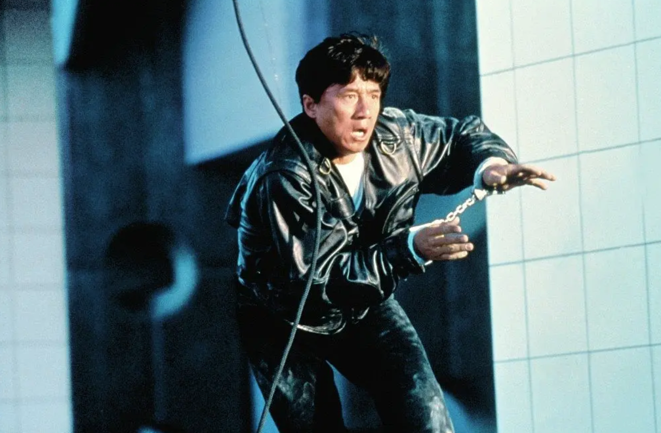 23年前，成龙为悼念恩师从21楼纵身一跃，跳出世界纪录震惊好莱坞